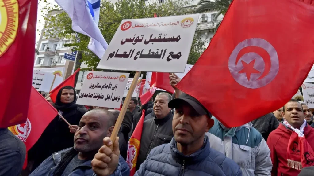 إضراب عمال النقل البري يشل الحياة اليومية في تونس