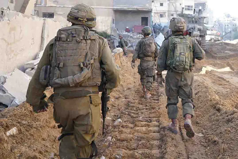 الاحتلال يحشد قواته ويقصف مدينة غزة
