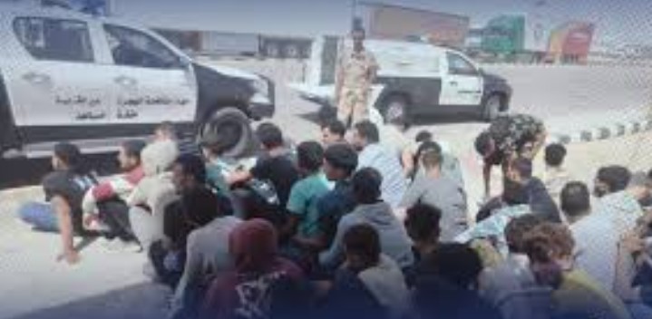 جهاز مكافحة الهجرة الليبي يرحل 462 مهاجرًا مصريًا عبر منفذ أمساعد