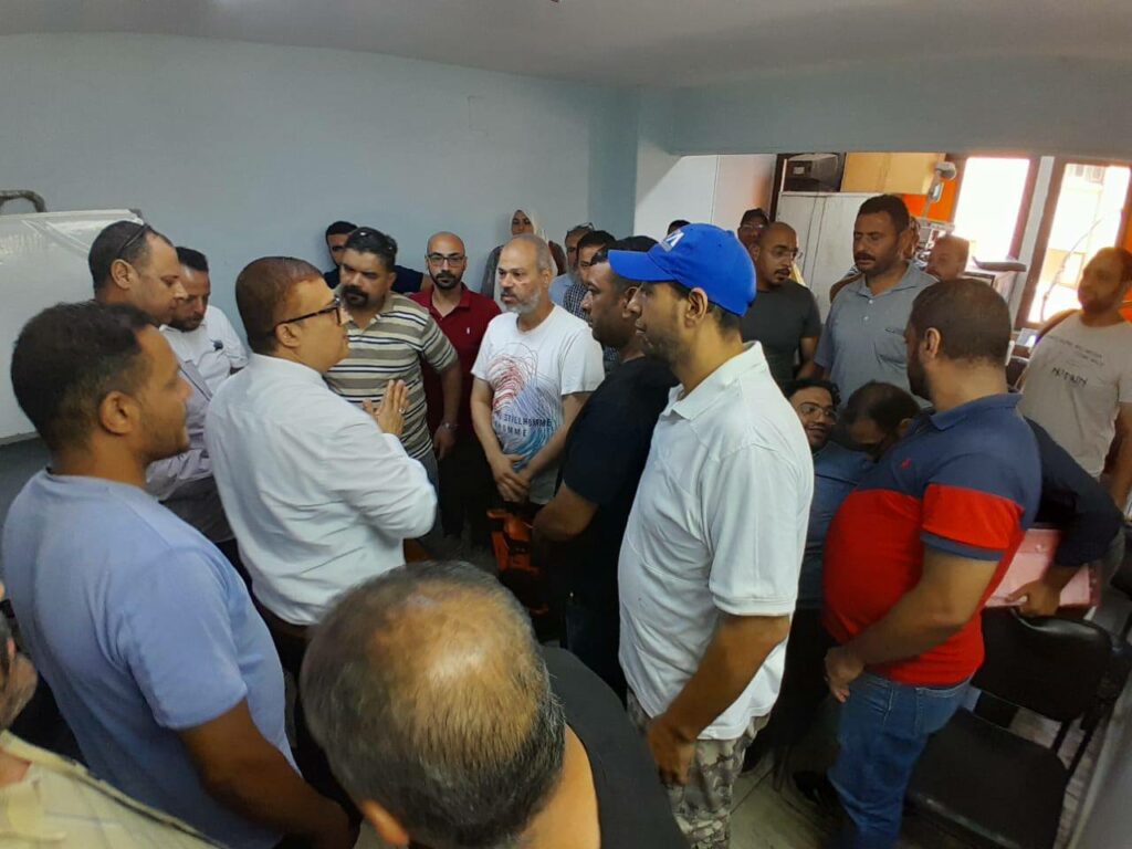 موظفو معهد هندسة وتكنولوجيا الطيران بإمبابةالمفصولين في مكتب العمل