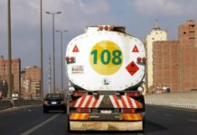 طاقات “تكريرية” مُعطلة وارتفاع بالواردات.. أين وعد الاكتفاء الذاتي من البترول؟ شاحنة وقود في مصر