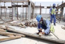 قانون العمل 14 لسنة 2025… خطوة كبرى نحو منظومة عصرية للسلامة والصحة المهنية في مصر عمال في موقع بناء