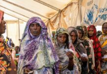 أزمة السودان الإنسانية إلى أين؟ لاجئات سودانيات ينتظرن الحصول على مساعدات نقدية من برنامج الأغذية العالمي.