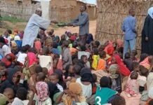 عام ثالث للحرب السودانية.. أزمة حقوق الإنسان في ظل النزاع المستمر أطفال في انتظار الحصول على وجبة في تكية بمدينة الفاشر