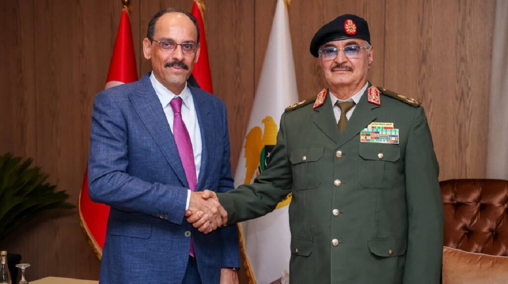 إبراهيم كالن رئيس الاستخبارات التركية مع المشير خليفة حفتر قائد الجيش الوطني فى بنغازى بشرق ليبيا