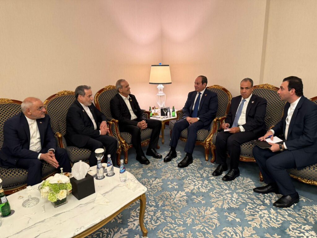 التقى السيد الرئيس عبد الفتاح السيسي اليوم، بالسيد مسعود بزشكيان، رئيس الجمهورية الإسلامية الإيرانية