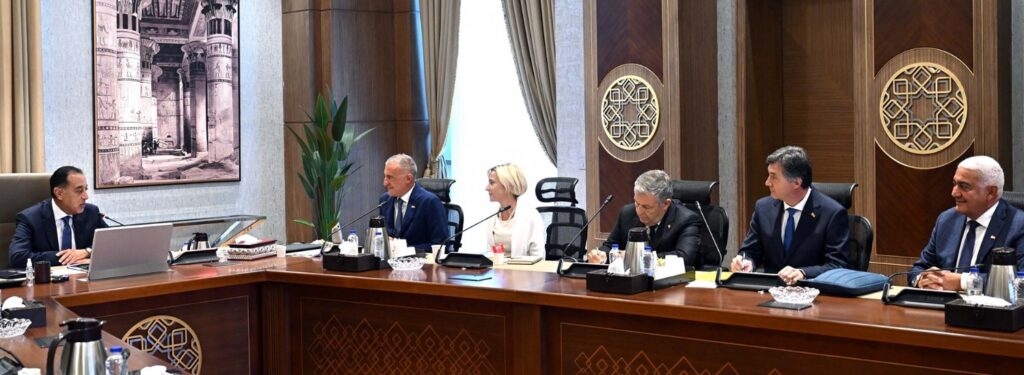 رئيس الوزراء يلتقي الرئيس التنفيذي لعمليات الموارد الطبيعية بشركة إيني الإيطالية