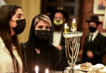 مصر و٥ سنوات على اتفاقات إبراهام (٢).. خطة ترامب “للتعايش” في غزة الجديدة نساء خلال جائحة كورونا حول شمعدان يهودي في فندق في دبي بالإمارات