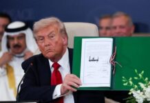 “ترامب شو”.. هذا الاتفاق الهش! الرئيس الأمريكي دونالد ترامب عقب التوقيع على اتفاق غزة