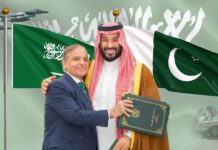 كيف تفكر السعودية ؟ ولي العهد السعودي الأمير محمد بن سلمان ورئيس الوزراء الباكستاني شهباز شريف في الرياض عقب توقيع اتفاقية دفاع مشترك بين البلدين سبتمبر الماضي