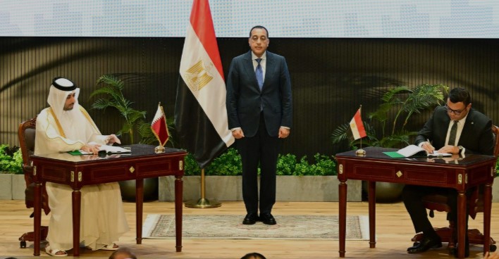 جانب من التوقيع