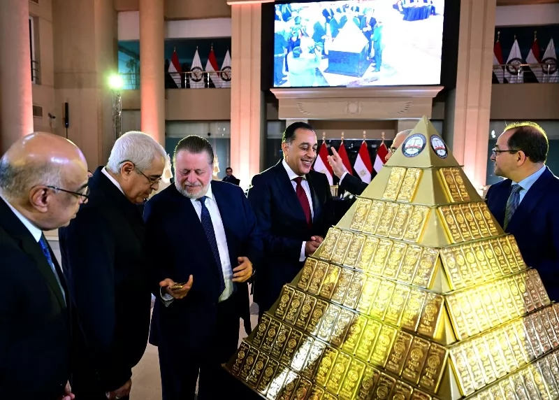 مدبولي يشارك في فعاليات تسليم النيابة 256 كيلو ذهب للبنك المركزي