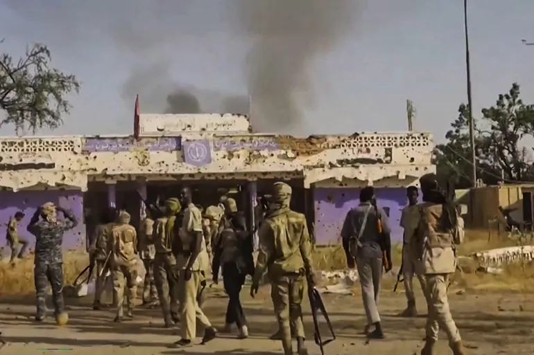 عناصر الدعم السريع يحملون أسلحة ويحتفلون في شوارع الفاشر بدارفور