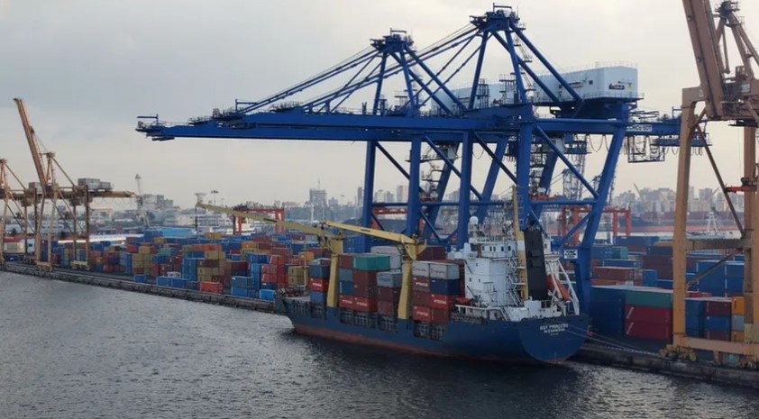 مشهد عام لحاويات في ميناء الإسكندرية