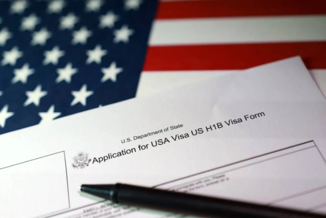 أمريكا تجمد نشاط 75 دولة