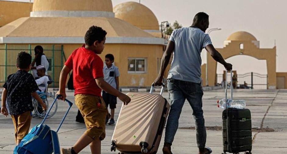 لاجئون سودانيون يعبرون معبر أرقين الحدودي إلي مصر