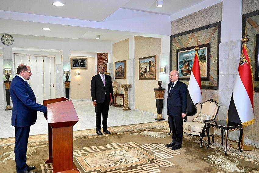 رئيس الحكومة اليمنية شائع الزنداني يؤدي اليمين الدستورية