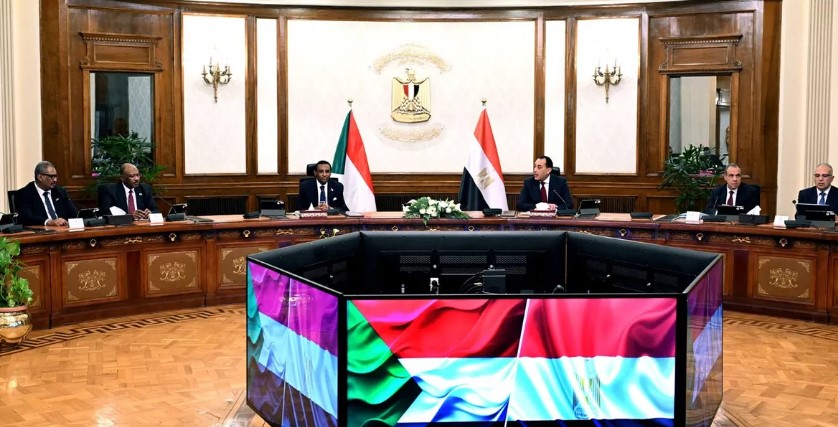 رئيس الوزراء المصري مصطفى مدبولي خلال اجتماع مع نظيره السوداني كامل إدريس