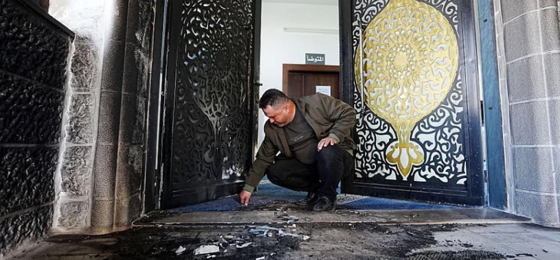 مستوطنون يهاجمون مسجد في الضفة الغربية