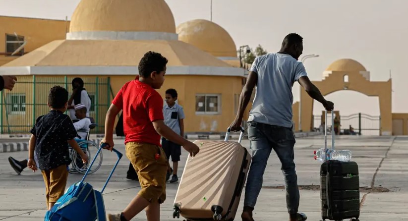 لاجئون يفرون من النزاع في السودان