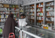 بالشريط والتخلي عن المكملات.. كيف يتكيف المصريون مع ارتفاع أسعار الأدوية؟ ارتفاع أسعار الأدوية في مصر