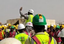 عمال محطة الرقبة الشمسية بأسوان يحتجون بعد وفاة زميلهم بسبب الحرارة عمال محطة الرقبة الشمسية بأسوان يحتجون بعد وفاة زميلهم