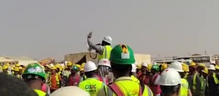 الوقفة الاحتجاجية التي نظمها عمال مشروع محطة الطاقة الشمسية بقرية الرقبة في محافظة أسوان