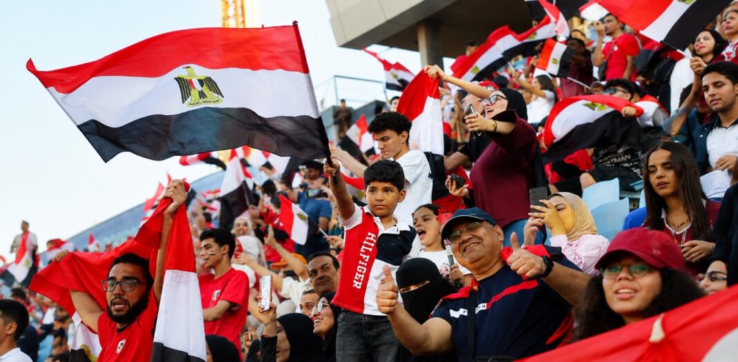 المصريون يحتفلون بالمنتخب الكروي في استاد القاهرة المصريون يحتفلون بالمنتخب الكروي في استاد القاهرة