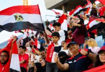الخوف من تسييس الكرة.. متى تفهم السلطة أن المصريين لا يغدرون؟ المصريون يحتفلون بالمنتخب الكروي في استاد القاهرة