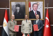 ازي الحال| “خطاب نوايا” للتعاون الدفاعي بين مصر وتركيا.. شركة سعودية تتفاوض لتطوير 3 مبان حكومية بوسط القاهرة.. تحقيق موسع في ملابسات غرق “طفل المحلة” رئيس هيئة الصناعات الدفاعية التركية خلوق جورجون (يمين)، مع وزير الدفاع المصري أشرف سالم زاهر (وسط) عقب توقيع خطاب نوايا حسنة في المجال الدفاعي