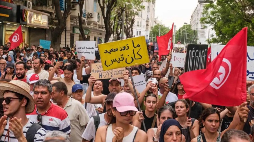 احتجاجات في تونس تنديدا بتدهور الأوضاع الاقتصادية والمعيشية احتجاجات في تونس تنديدا بتدهور الأوضاع الاقتصادية والمعيشية